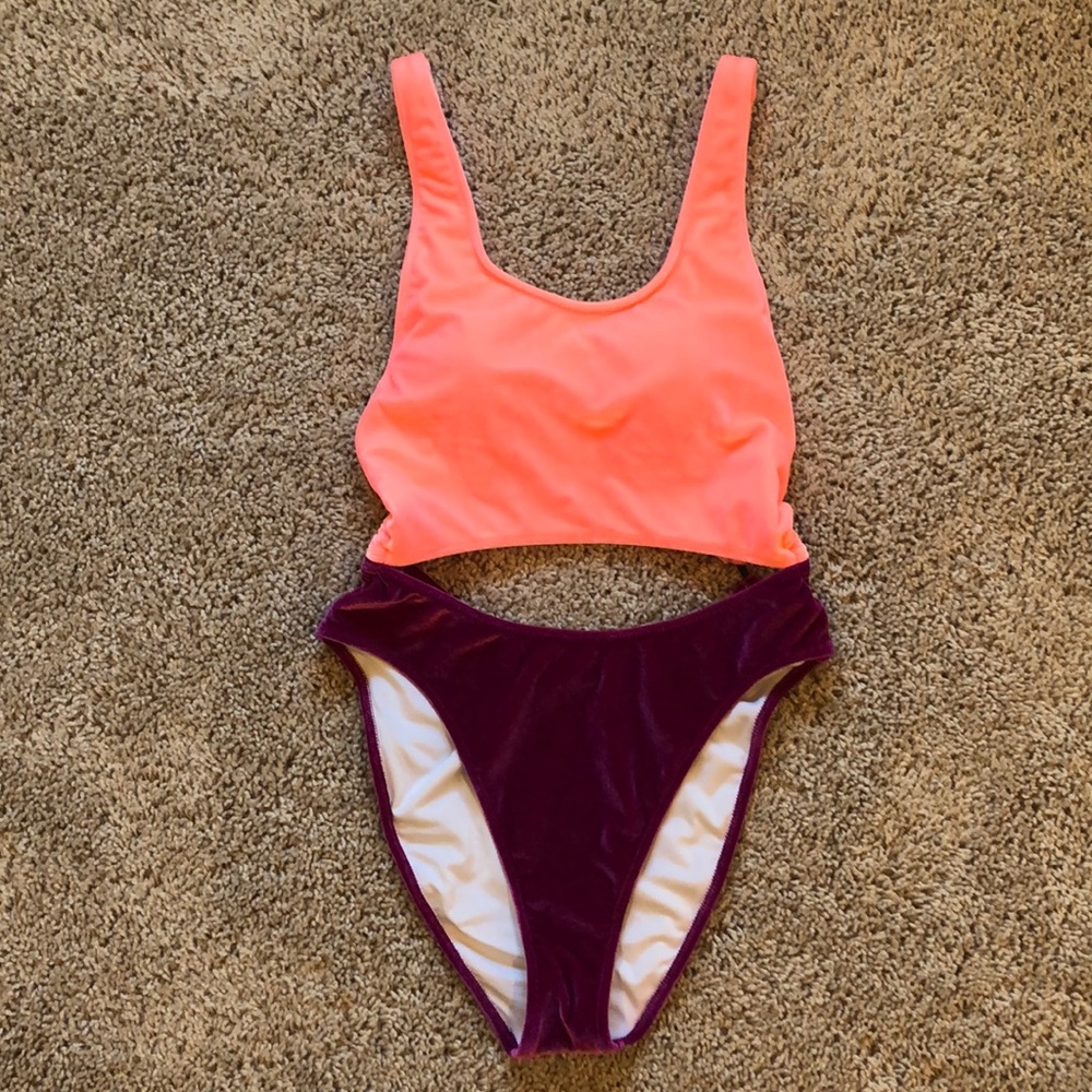 One piece swim suit